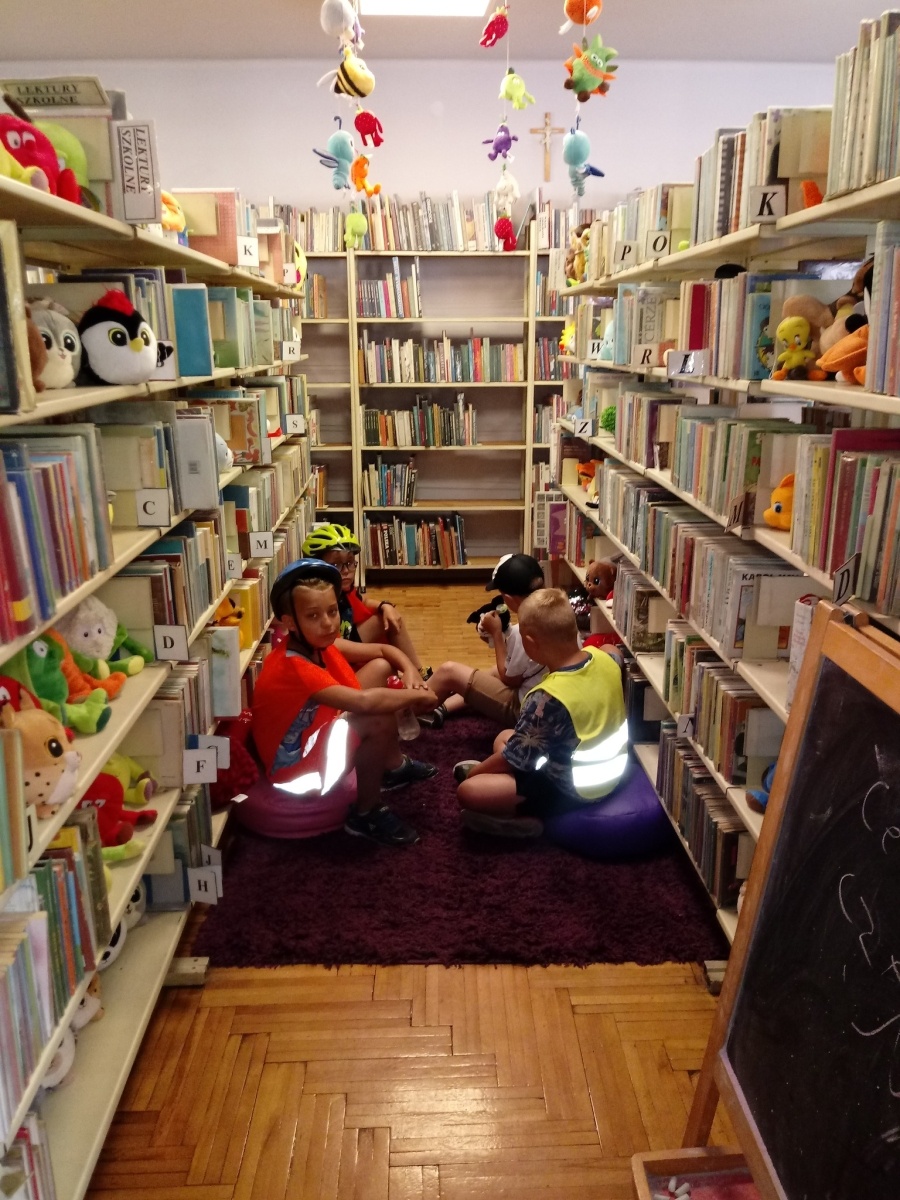 Zdjęcie w galerii na portalu naszwodzislaw.com: Uczestnicy Akcji Lato z wizytą w bibliotece w Rogowie wiadomości z regionu