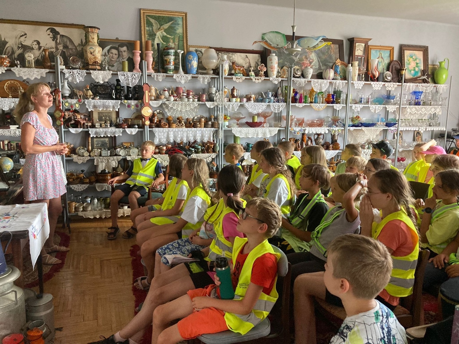 Zdjęcie w galerii na portalu naszwodzislaw.com: Uczestnicy Akcji Lato z wizytą w bibliotece w Rogowie wiadomości z regionu