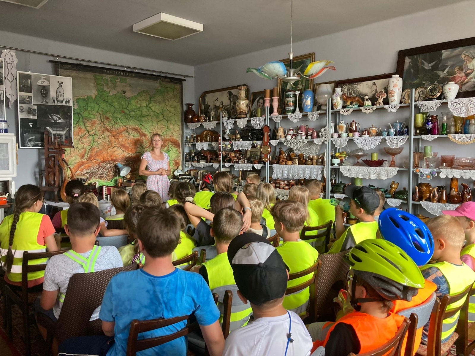 Zdjęcie w galerii na portalu naszwodzislaw.com: Uczestnicy Akcji Lato z wizytą w bibliotece w Rogowie wiadomości z regionu