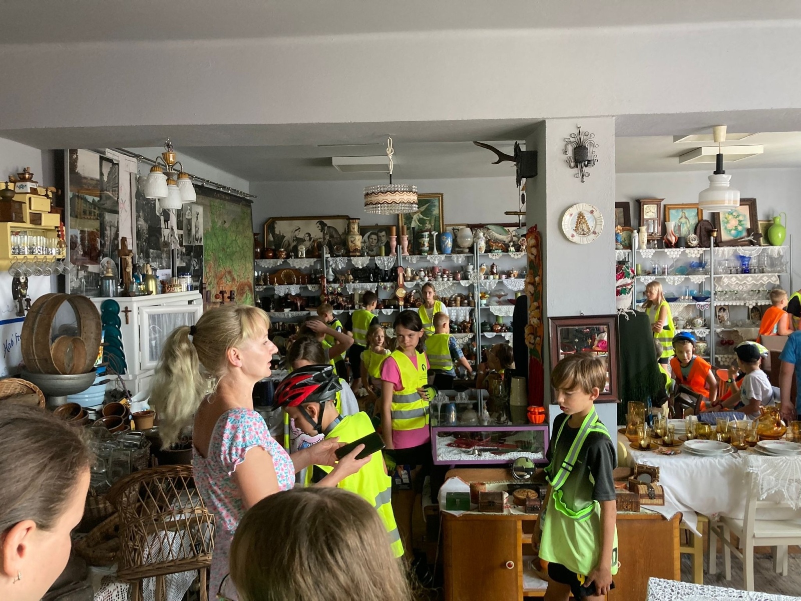 Zdjęcie w galerii na portalu naszwodzislaw.com: Uczestnicy Akcji Lato z wizytą w bibliotece w Rogowie wiadomości z regionu