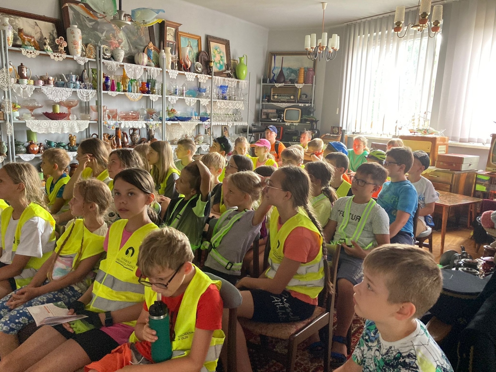 Zdjęcie w galerii na portalu naszwodzislaw.com: Uczestnicy Akcji Lato z wizytą w bibliotece w Rogowie wiadomości z regionu