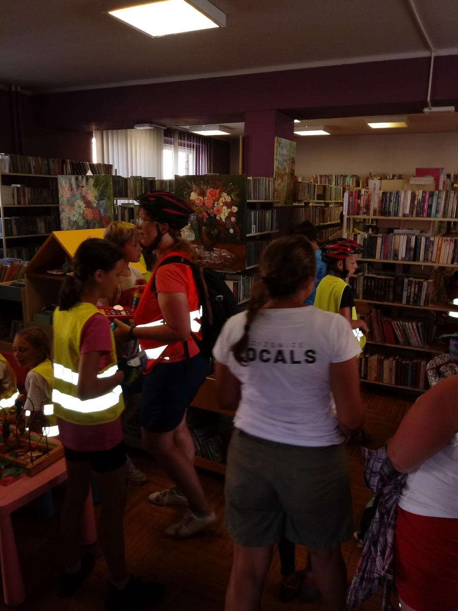 Zdjęcie w galerii na portalu naszwodzislaw.com: Uczestnicy Akcji Lato z wizytą w bibliotece w Rogowie wiadomości z regionu