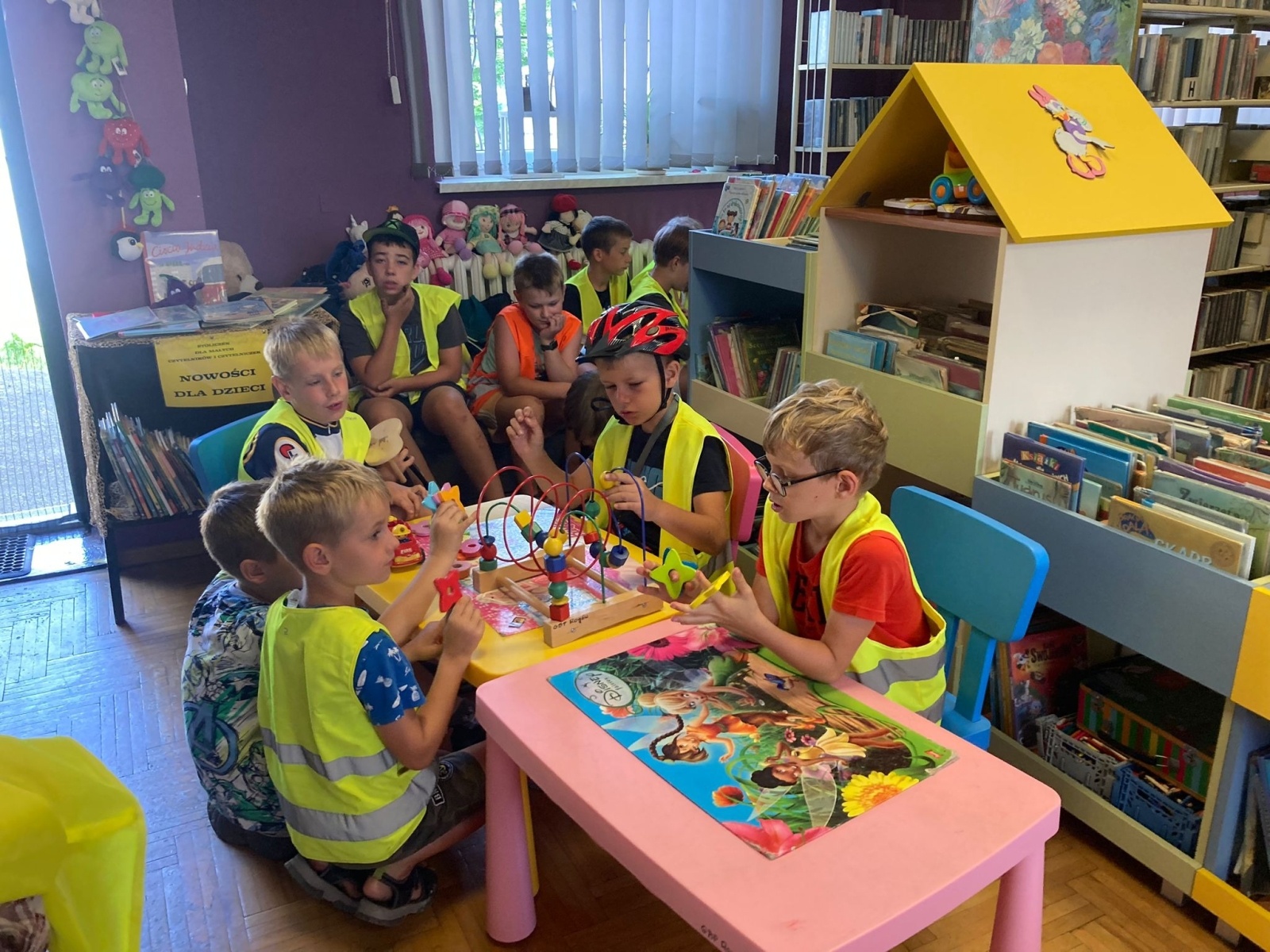 Zdjęcie w galerii na portalu naszwodzislaw.com: Uczestnicy Akcji Lato z wizytą w bibliotece w Rogowie wiadomości z regionu