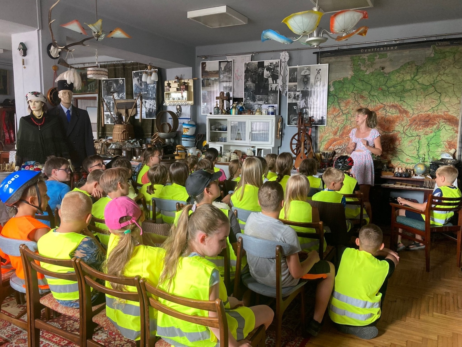 Zdjęcie w galerii na portalu naszwodzislaw.com: Uczestnicy Akcji Lato z wizytą w bibliotece w Rogowie wiadomości z regionu