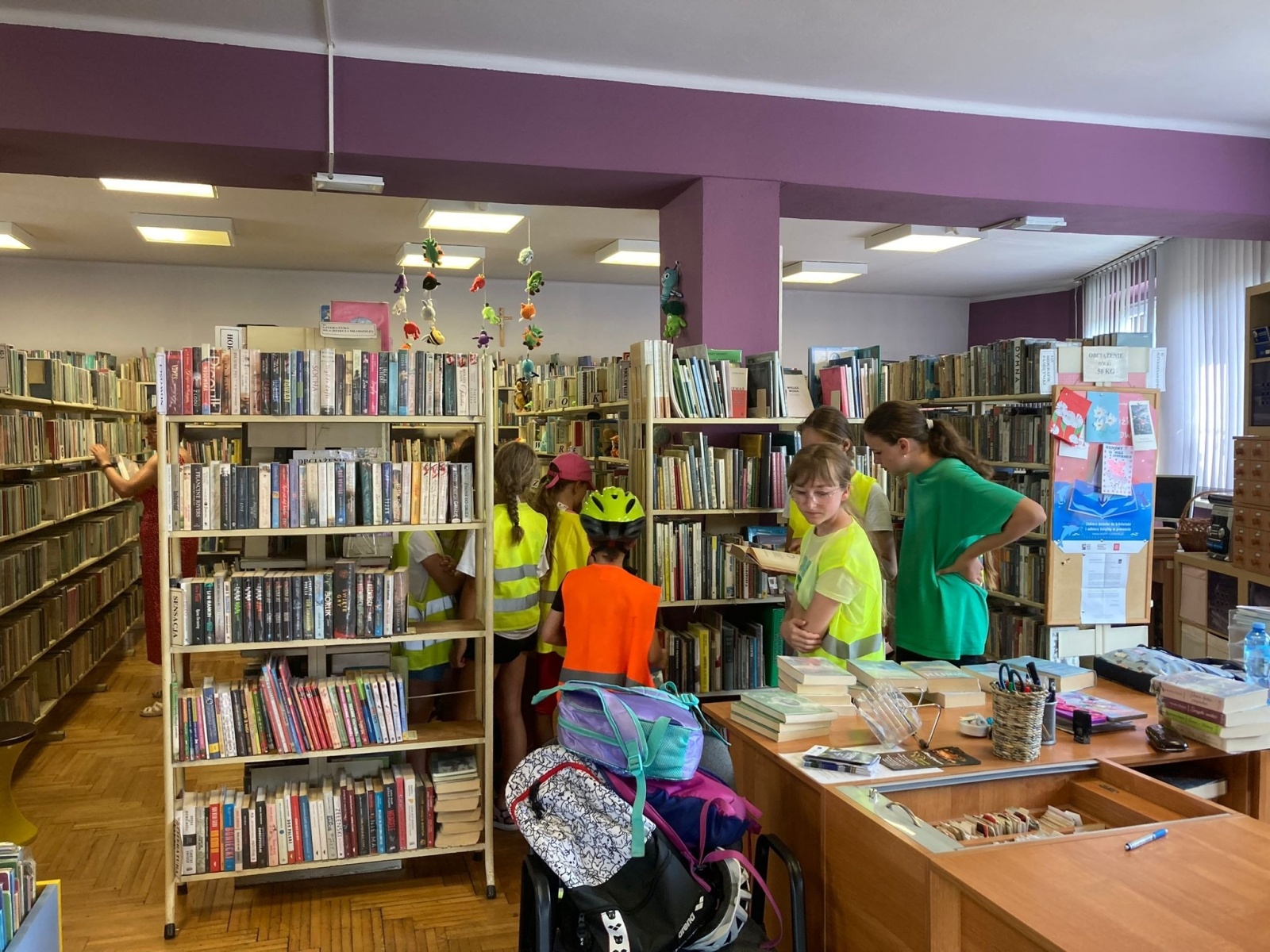 Zdjęcie w galerii na portalu naszwodzislaw.com: Uczestnicy Akcji Lato z wizytą w bibliotece w Rogowie wiadomości z regionu