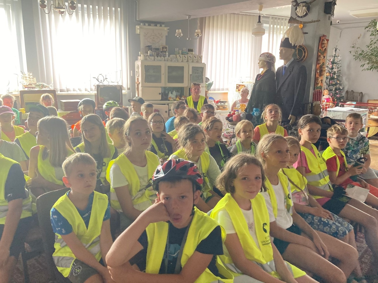 Zdjęcie w galerii na portalu naszwodzislaw.com: Uczestnicy Akcji Lato z wizytą w bibliotece w Rogowie wiadomości z regionu