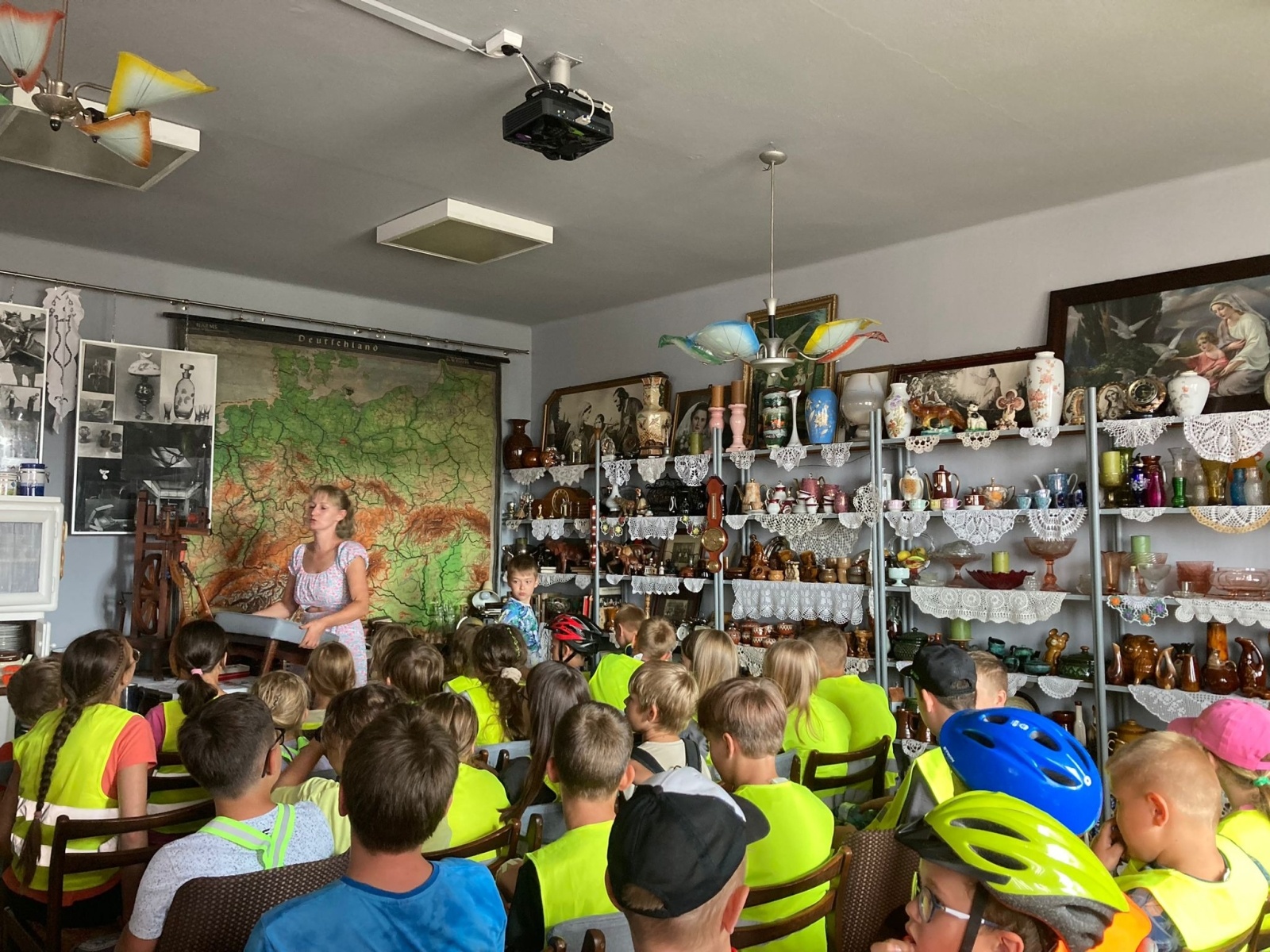 Zdjęcie w galerii na portalu naszwodzislaw.com: Uczestnicy Akcji Lato z wizytą w bibliotece w Rogowie wiadomości z regionu