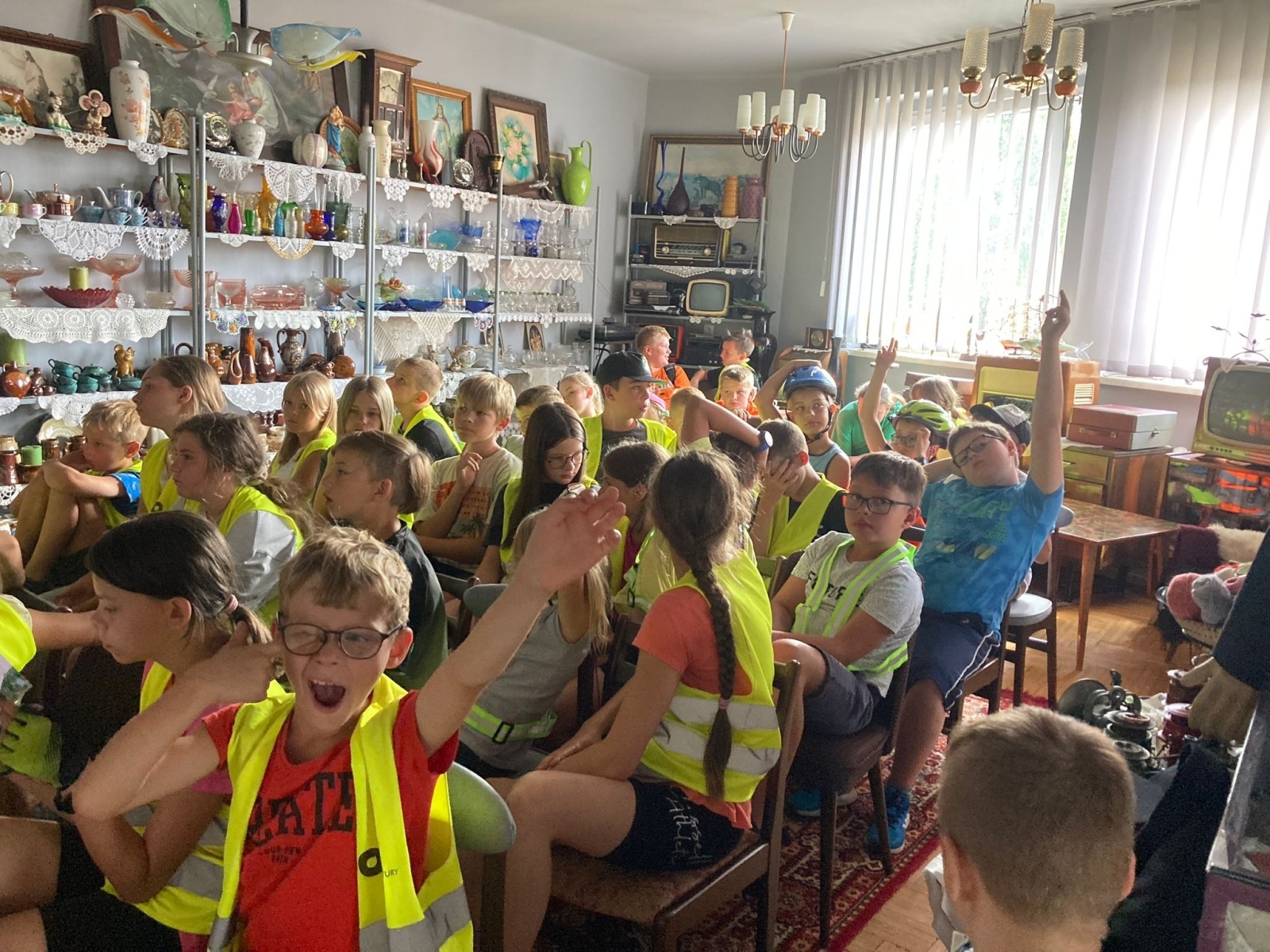 Zdjęcie w galerii na portalu naszwodzislaw.com: Uczestnicy Akcji Lato z wizytą w bibliotece w Rogowie wiadomości z regionu