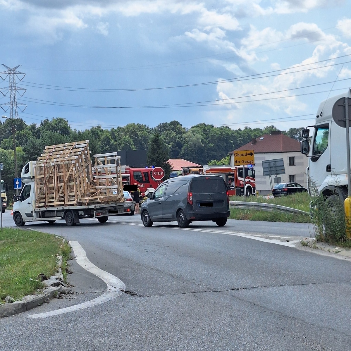 Zdjęcie w galerii na portalu naszwodzislaw.com: Zderzenie dwóch pojazdów w Syryni [FOTO] wiadomości z regionu