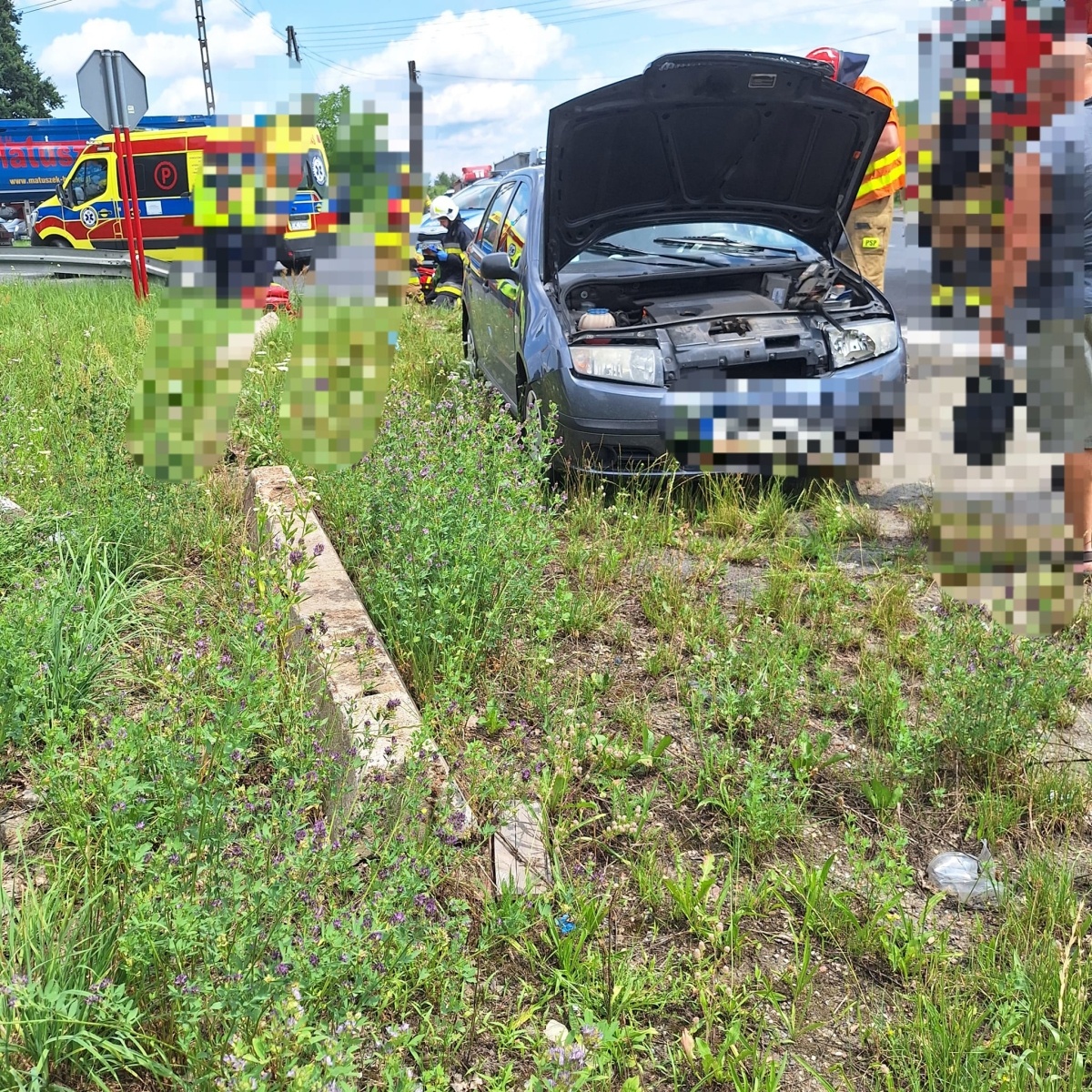 Zdjęcie w galerii na portalu naszwodzislaw.com: Zderzenie dwóch pojazdów w Syryni [FOTO] wiadomości z regionu