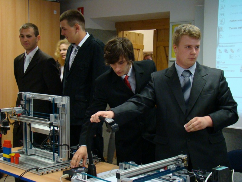 Zdjęcie w galerii na portalu naszwodzislaw.com: Dorośli bawili się nimi jak małe dzieci wiadomości z regionu