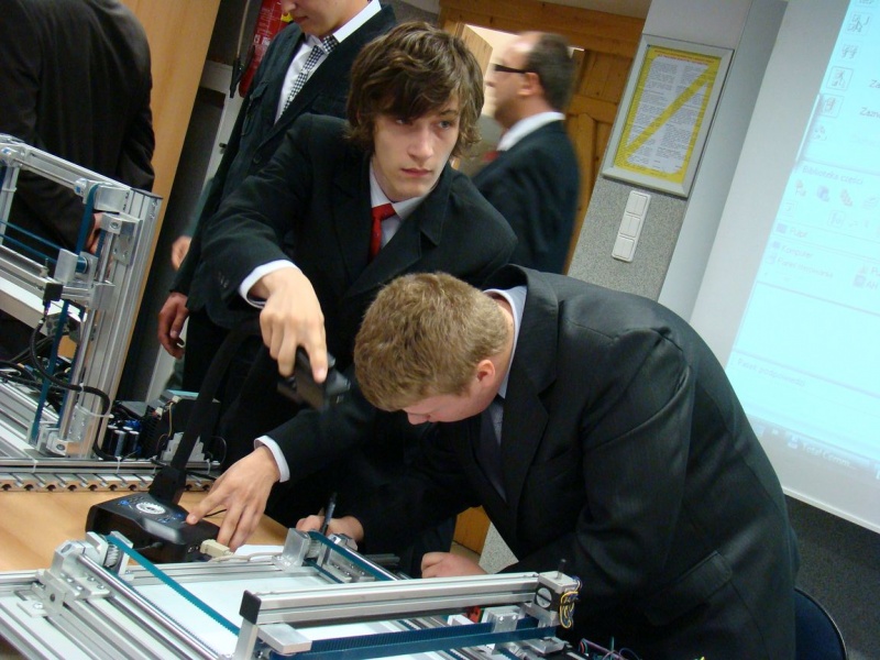 Zdjęcie w galerii na portalu naszwodzislaw.com: Dorośli bawili się nimi jak małe dzieci wiadomości z regionu