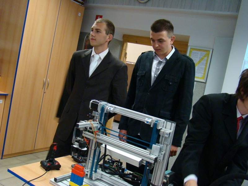 Zdjęcie w galerii na portalu naszwodzislaw.com: Dorośli bawili się nimi jak małe dzieci wiadomości z regionu