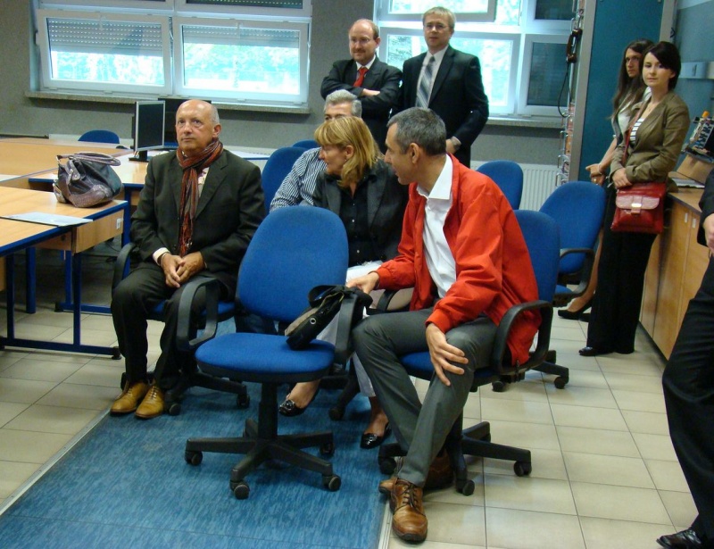 Zdjęcie w galerii na portalu naszwodzislaw.com: Dorośli bawili się nimi jak małe dzieci wiadomości z regionu