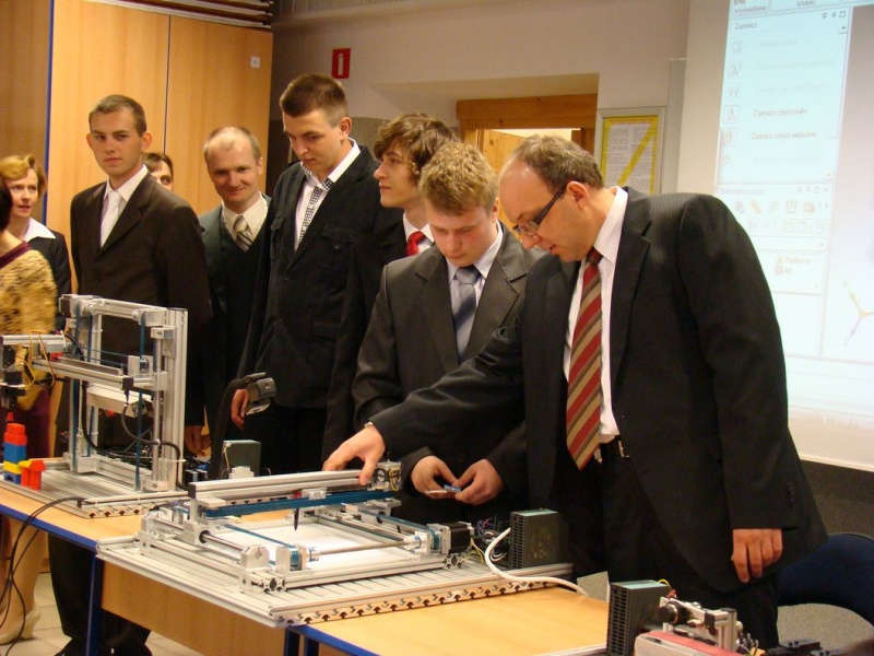 Zdjęcie w galerii na portalu naszwodzislaw.com: Dorośli bawili się nimi jak małe dzieci wiadomości z regionu