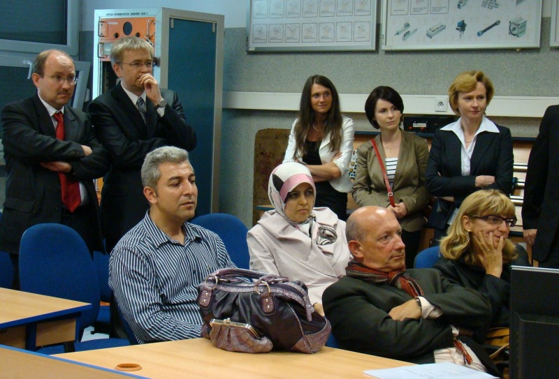 Zdjęcie w galerii na portalu naszwodzislaw.com: Dorośli bawili się nimi jak małe dzieci wiadomości z regionu