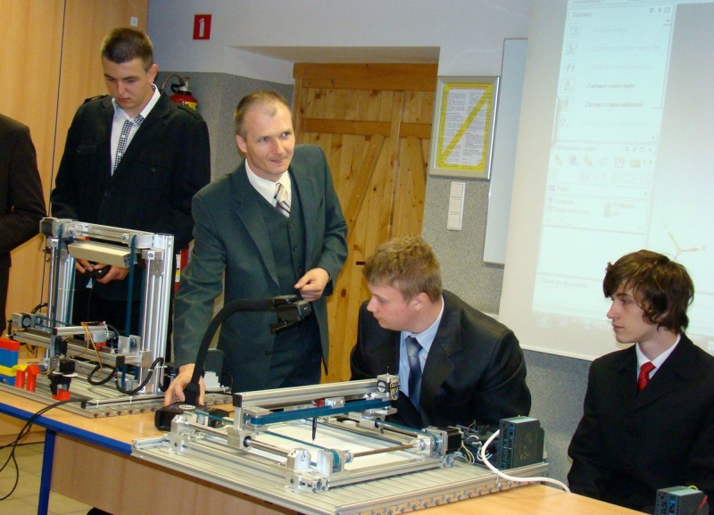 Zdjęcie w galerii na portalu naszwodzislaw.com: Dorośli bawili się nimi jak małe dzieci wiadomości z regionu