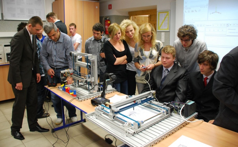 Zdjęcie w galerii na portalu naszwodzislaw.com: Dorośli bawili się nimi jak małe dzieci wiadomości z regionu