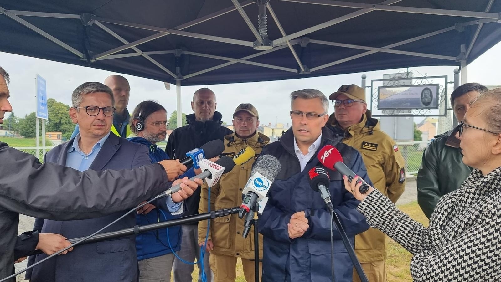 Zdjęcie w galerii na portalu naszwodzislaw.com: Olza. Strażacy rozciągnęli specjalną zaporę na Odrze wiadomości z regionu