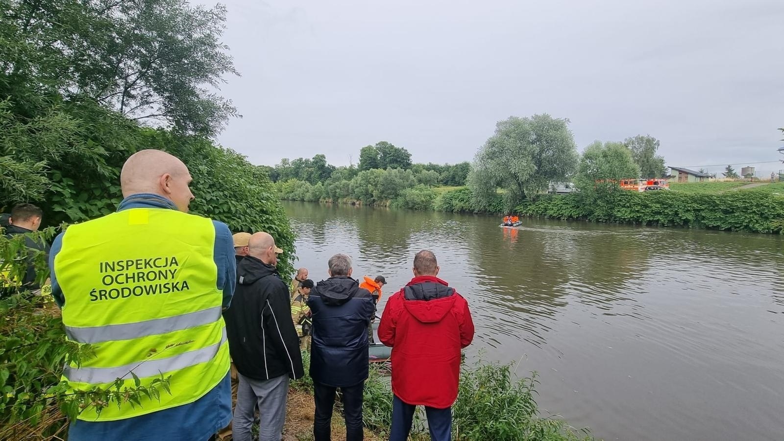 Zdjęcie w galerii na portalu naszwodzislaw.com: Olza. Strażacy rozciągnęli specjalną zaporę na Odrze wiadomości z regionu