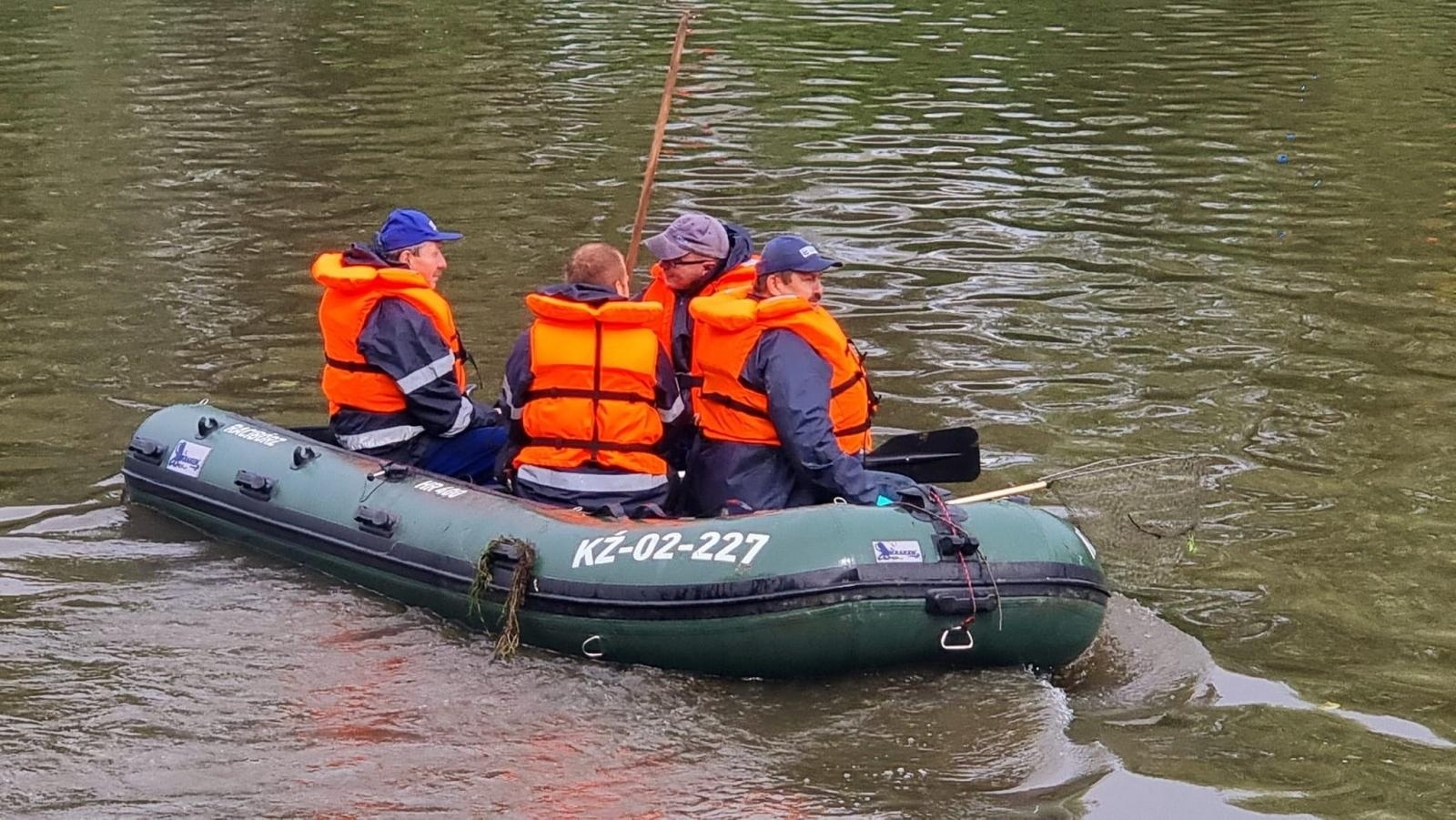 Zdjęcie w galerii na portalu naszwodzislaw.com: Olza. Strażacy rozciągnęli specjalną zaporę na Odrze wiadomości z regionu