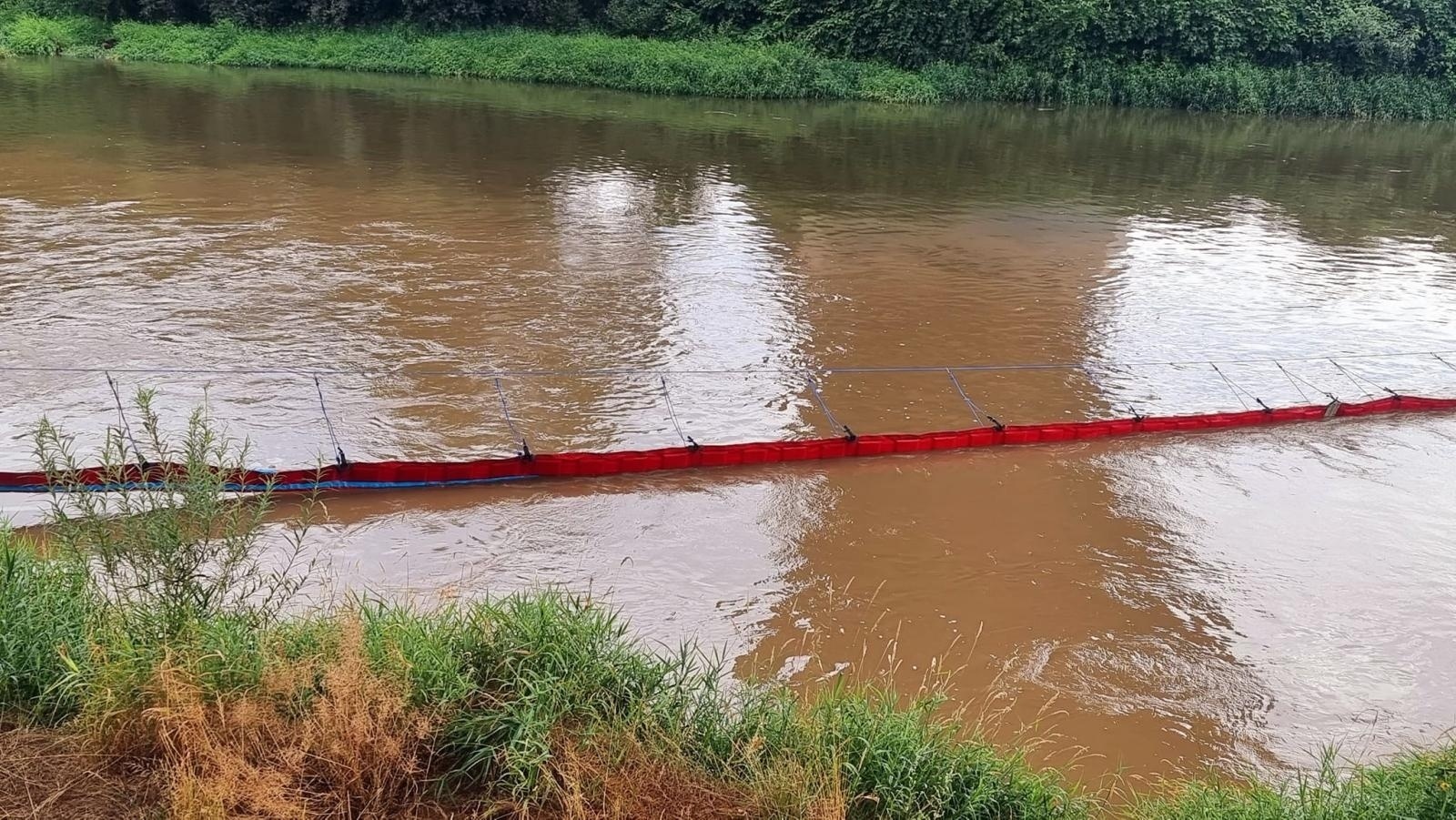 Zdjęcie w galerii na portalu naszwodzislaw.com: Olza. Strażacy rozciągnęli specjalną zaporę na Odrze wiadomości z regionu