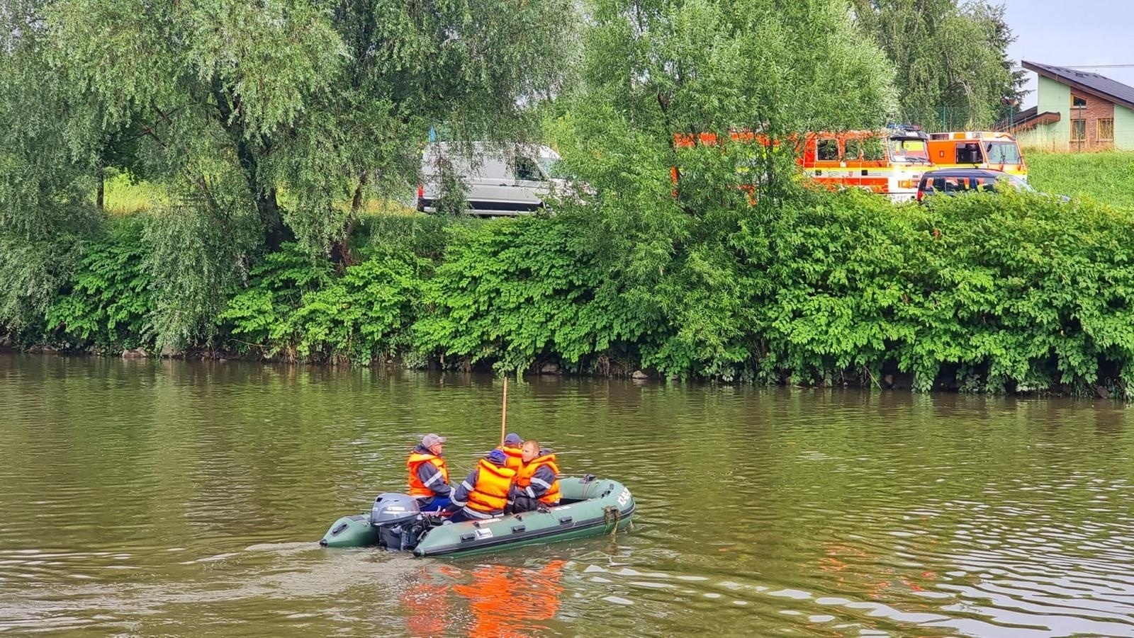Zdjęcie w galerii na portalu naszwodzislaw.com: Olza. Strażacy rozciągnęli specjalną zaporę na Odrze wiadomości z regionu