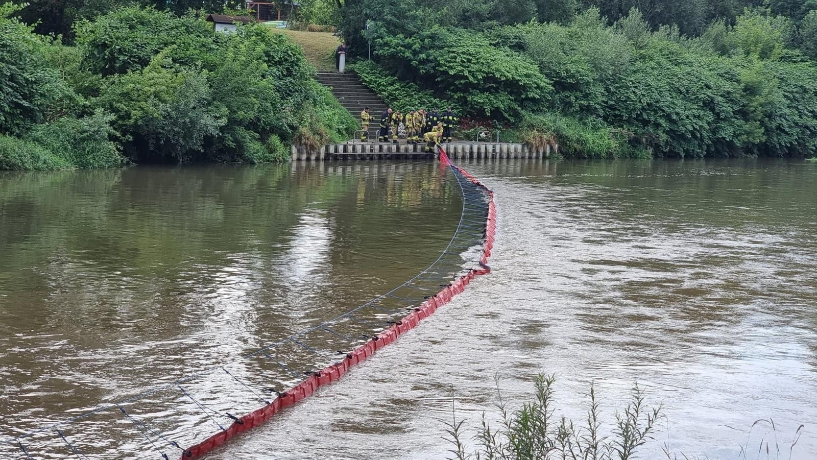 Zdjęcie w galerii na portalu naszwodzislaw.com: Olza. Strażacy rozciągnęli specjalną zaporę na Odrze wiadomości z regionu