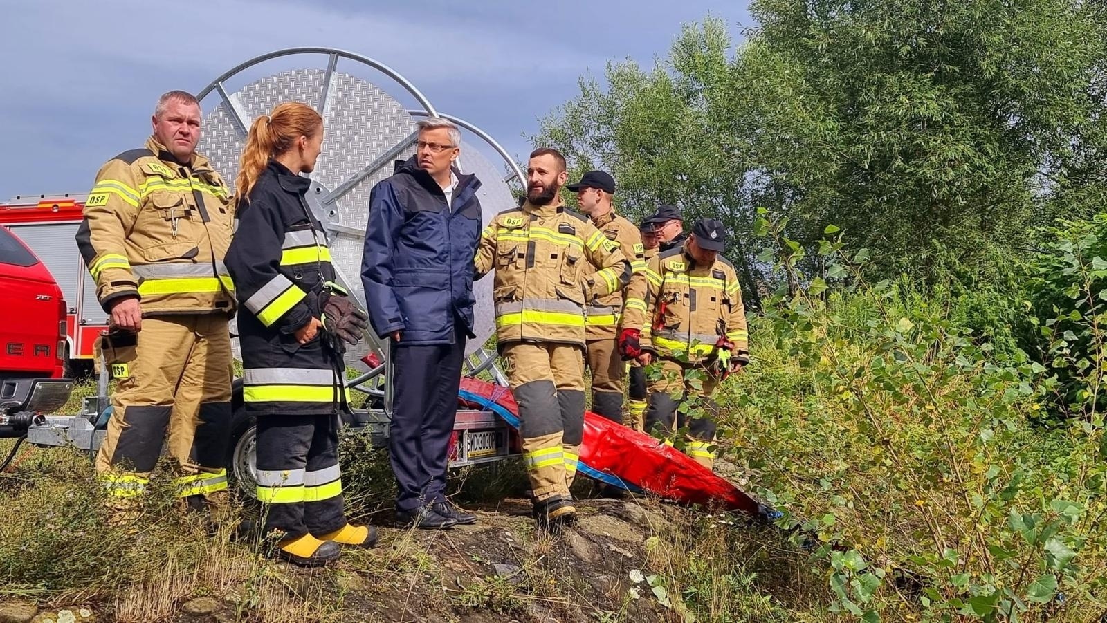 Zdjęcie w galerii na portalu naszwodzislaw.com: Olza. Strażacy rozciągnęli specjalną zaporę na Odrze wiadomości z regionu