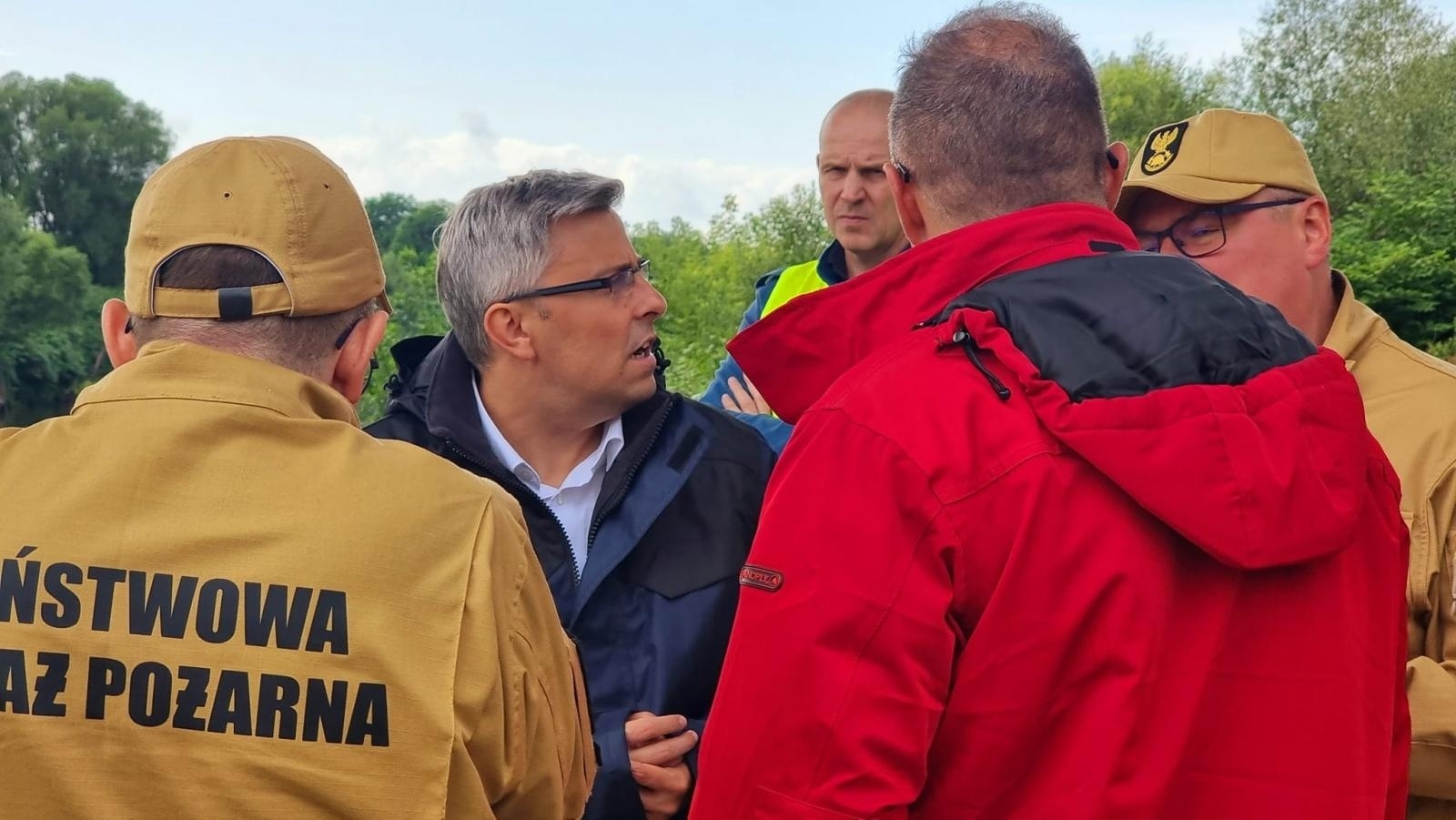 Zdjęcie w galerii na portalu naszwodzislaw.com: Olza. Strażacy rozciągnęli specjalną zaporę na Odrze wiadomości z regionu