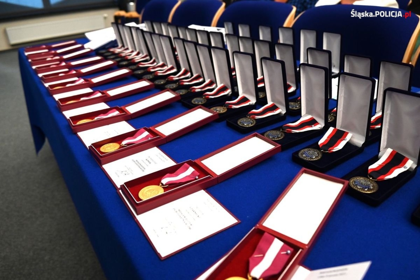 Zdjęcie w galerii na portalu naszwodzislaw.com: Uroczysta zbiórka i wyróżnienia dla policjantów i pracowników [FOTO] wiadomości z regionu