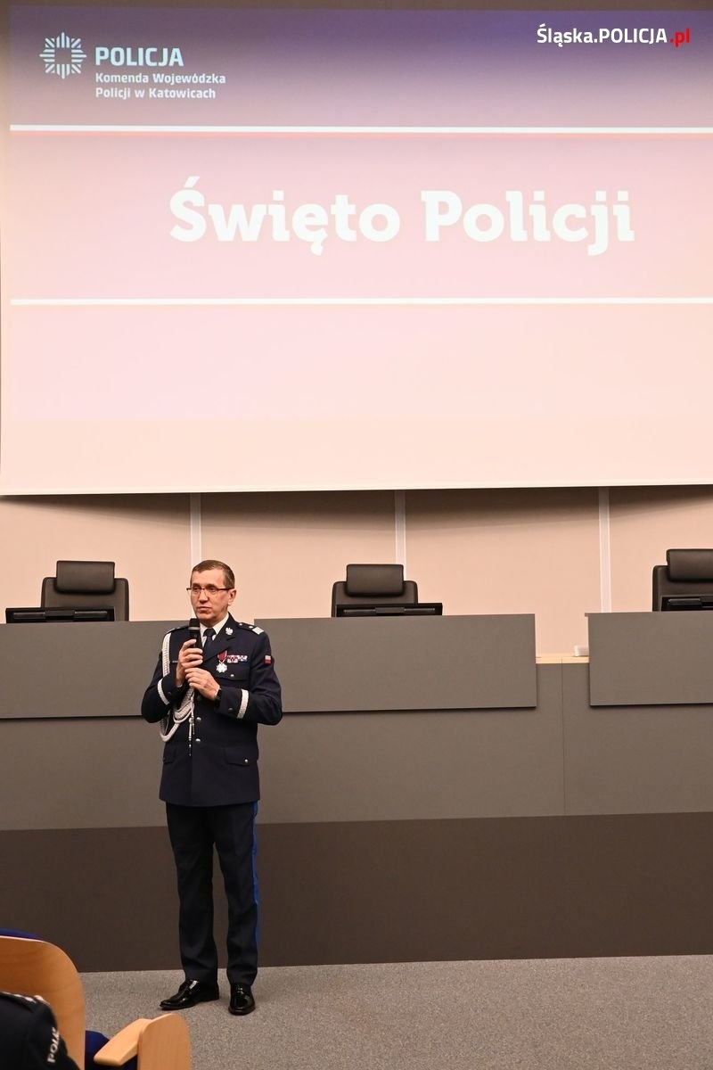 Zdjęcie w galerii na portalu naszwodzislaw.com: Uroczysta zbiórka i wyróżnienia dla policjantów i pracowników [FOTO] wiadomości z regionu