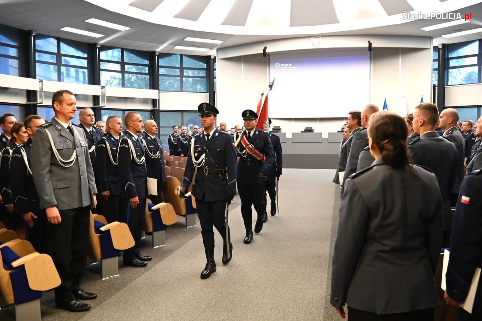 Zdjęcie w galerii na portalu naszwodzislaw.com: Uroczysta zbiórka i wyróżnienia dla policjantów i pracowników [FOTO] wiadomości z regionu