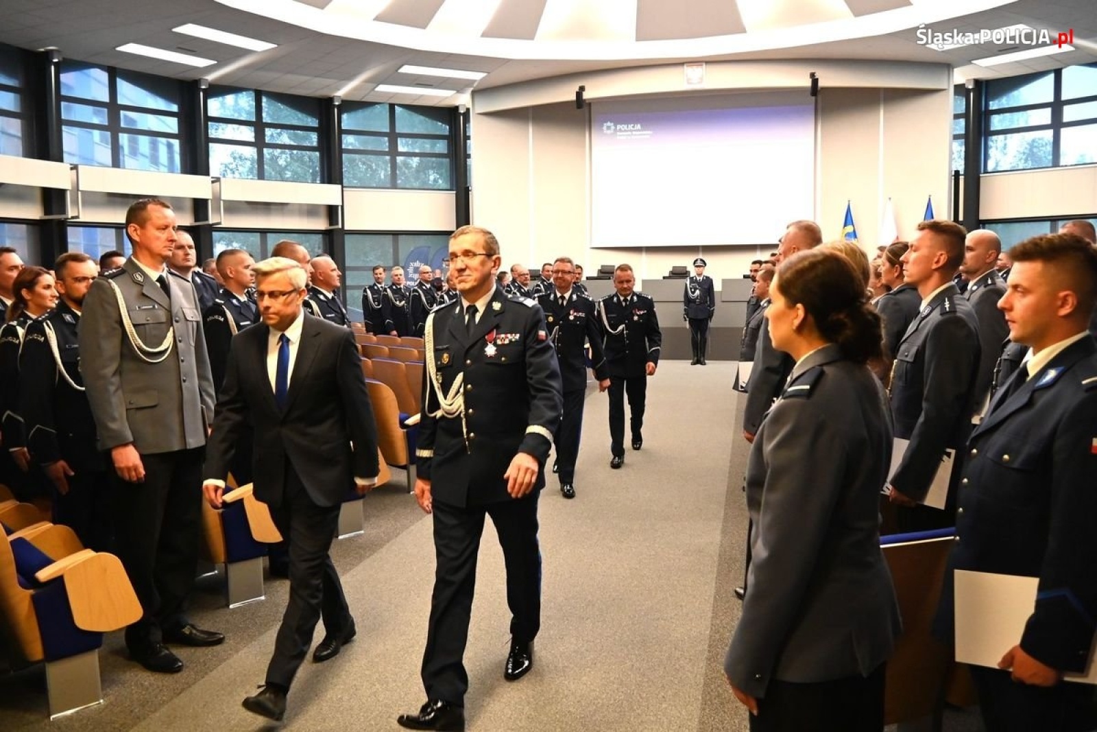 Zdjęcie w galerii na portalu naszwodzislaw.com: Uroczysta zbiórka i wyróżnienia dla policjantów i pracowników [FOTO] wiadomości z regionu