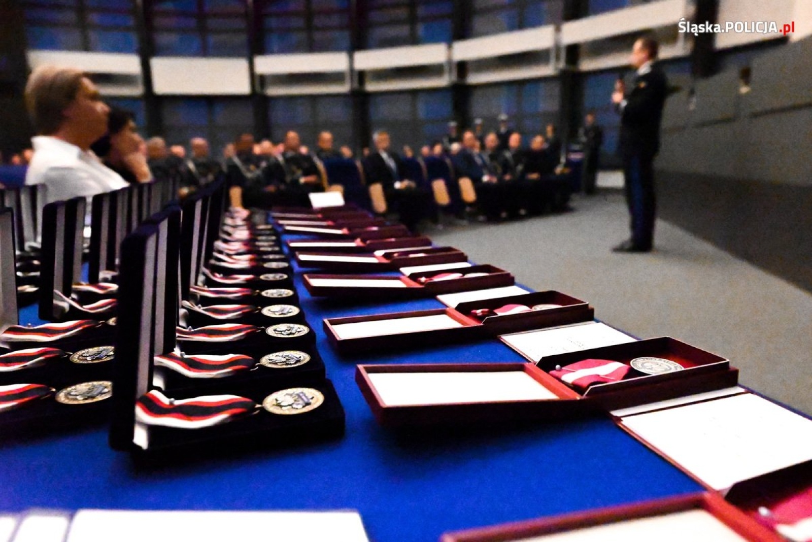 Zdjęcie w galerii na portalu naszwodzislaw.com: Uroczysta zbiórka i wyróżnienia dla policjantów i pracowników [FOTO] wiadomości z regionu
