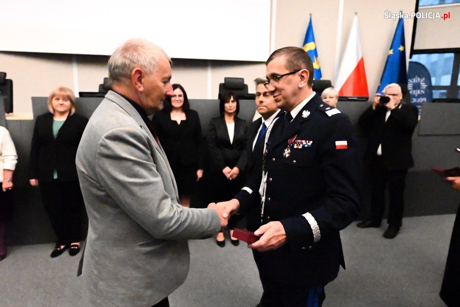 Zdjęcie w galerii na portalu naszwodzislaw.com: Uroczysta zbiórka i wyróżnienia dla policjantów i pracowników [FOTO] wiadomości z regionu