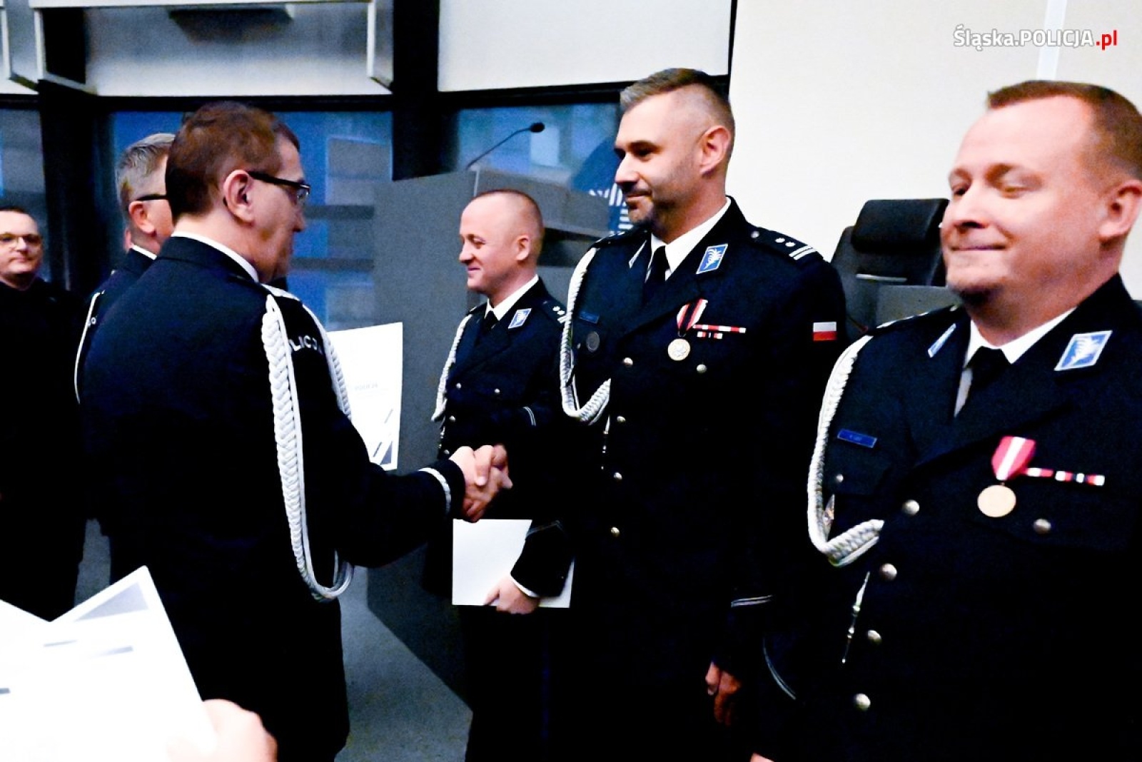 Zdjęcie w galerii na portalu naszwodzislaw.com: Uroczysta zbiórka i wyróżnienia dla policjantów i pracowników [FOTO] wiadomości z regionu