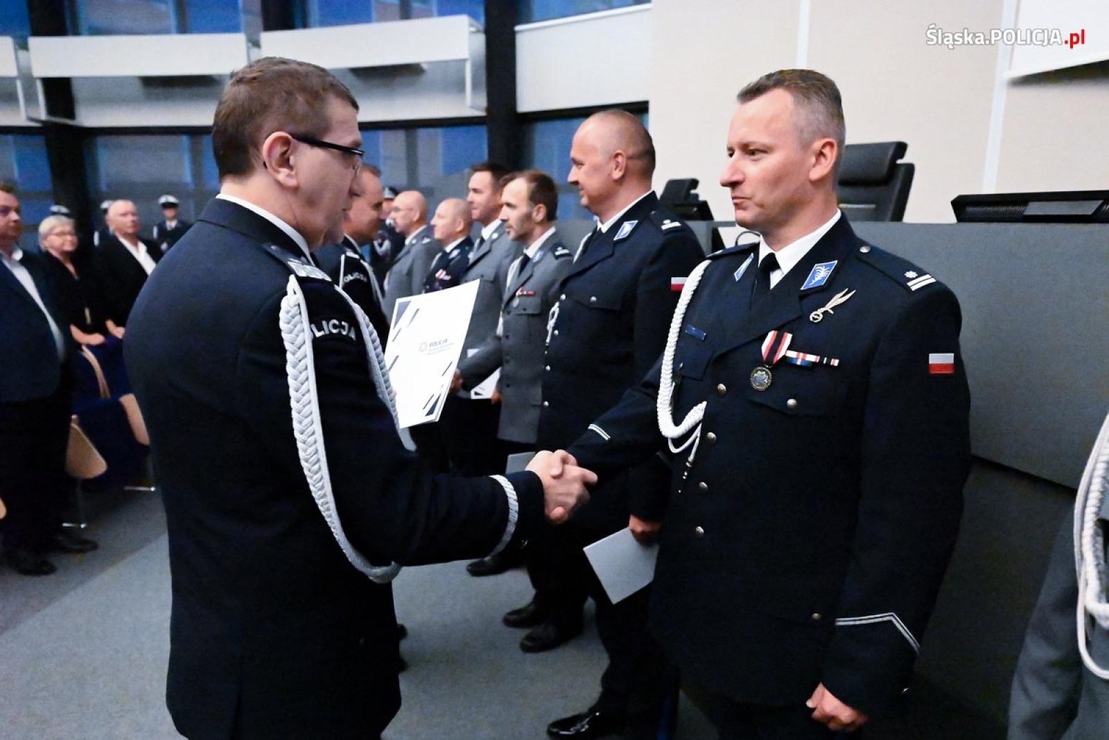 Zdjęcie w galerii na portalu naszwodzislaw.com: Uroczysta zbiórka i wyróżnienia dla policjantów i pracowników [FOTO] wiadomości z regionu