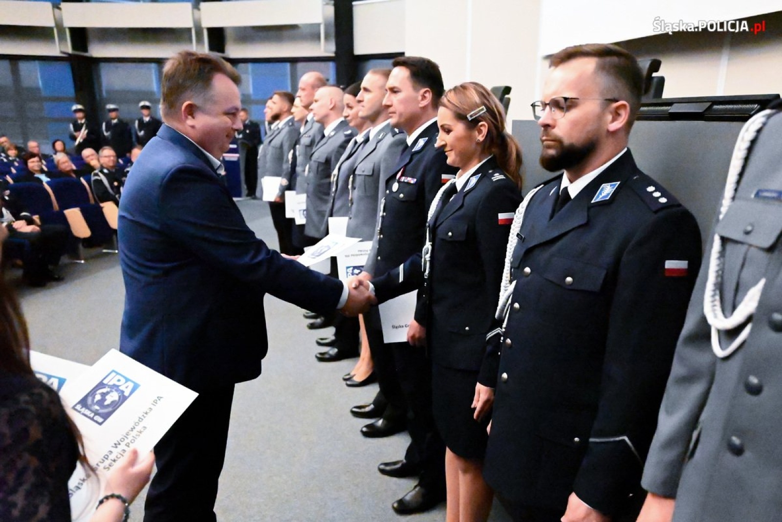 Zdjęcie w galerii na portalu naszwodzislaw.com: Uroczysta zbiórka i wyróżnienia dla policjantów i pracowników [FOTO] wiadomości z regionu
