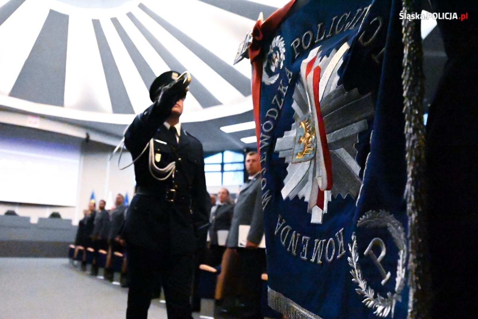 Zdjęcie w galerii na portalu naszwodzislaw.com: Uroczysta zbiórka i wyróżnienia dla policjantów i pracowników [FOTO] wiadomości z regionu