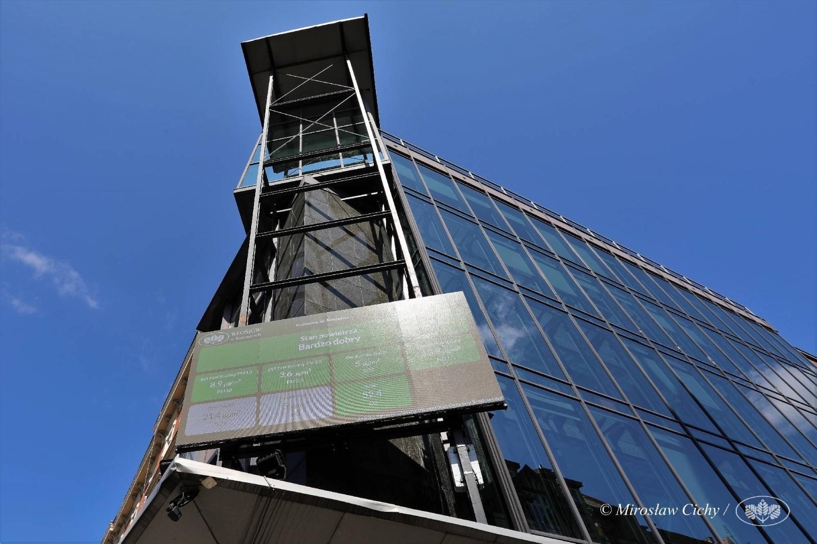 Zdjęcie w galerii na portalu naszwodzislaw.com: Eko-tablica świetlna już na budynku funduszu wiadomości z regionu