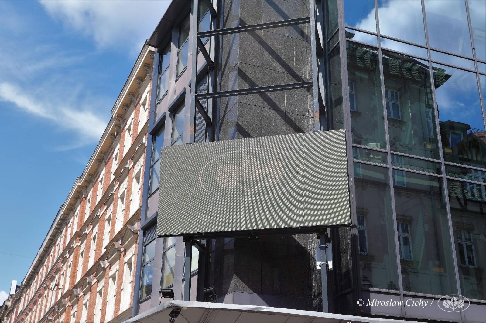 Zdjęcie w galerii na portalu naszwodzislaw.com: Eko-tablica świetlna już na budynku funduszu wiadomości z regionu