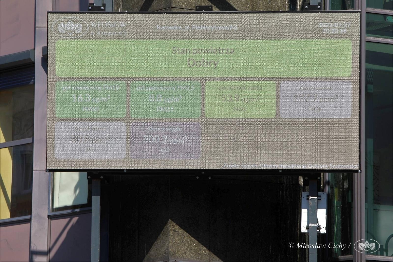 Zdjęcie w galerii na portalu naszwodzislaw.com: Eko-tablica świetlna już na budynku funduszu wiadomości z regionu