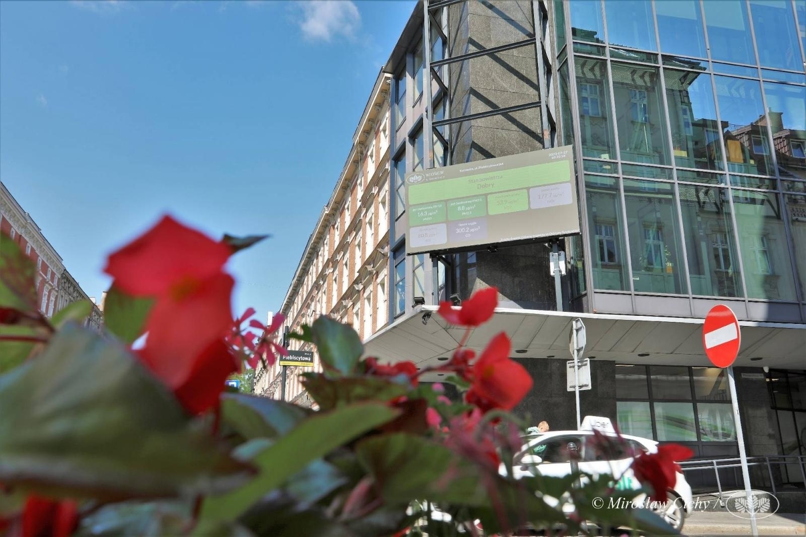 Zdjęcie w galerii na portalu naszwodzislaw.com: Eko-tablica świetlna już na budynku funduszu wiadomości z regionu