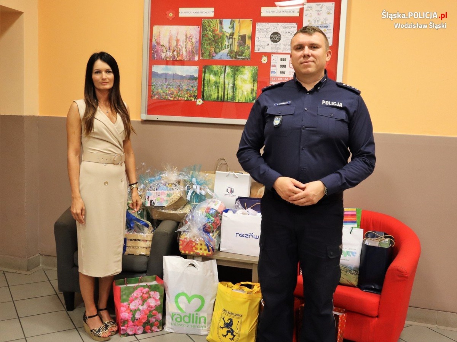 Zdjęcie w galerii na portalu naszwodzislaw.com: Góra słodyczy i zabawek dla wychowanków Domu Dziecka w Gorzyczkach wiadomości z regionu