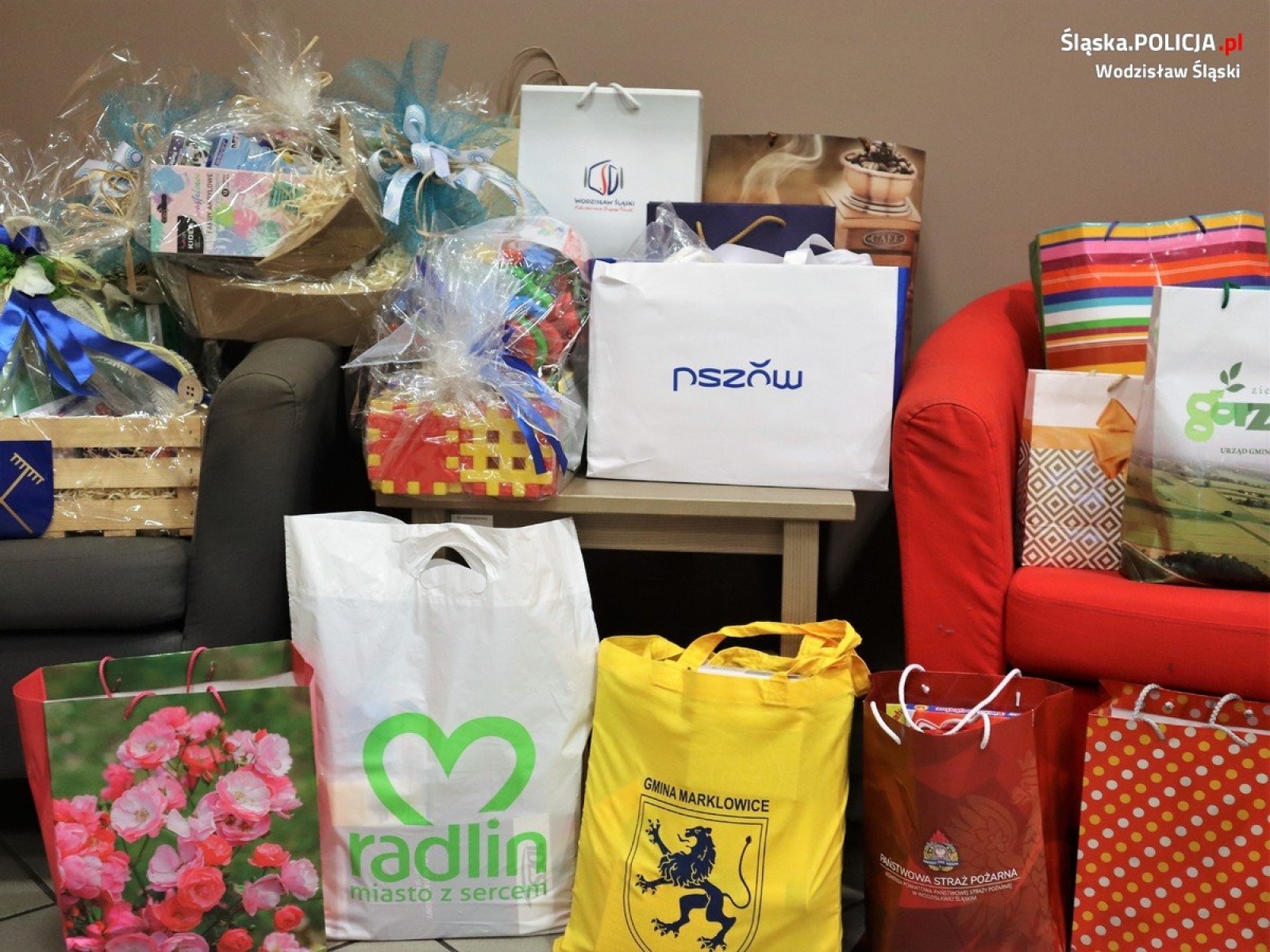 Zdjęcie w galerii na portalu naszwodzislaw.com: Góra słodyczy i zabawek dla wychowanków Domu Dziecka w Gorzyczkach wiadomości z regionu