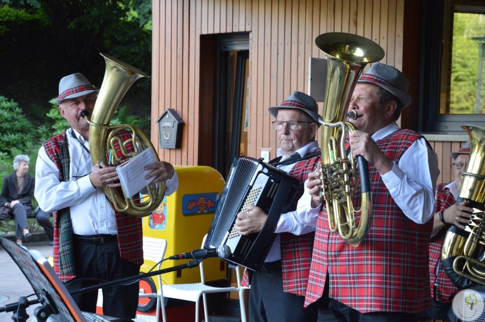 Zdjęcie w galerii na portalu naszwodzislaw.com: Kapela Ujki zagrała na tężniograniu w Radlinie [FOTO] wiadomości z regionu