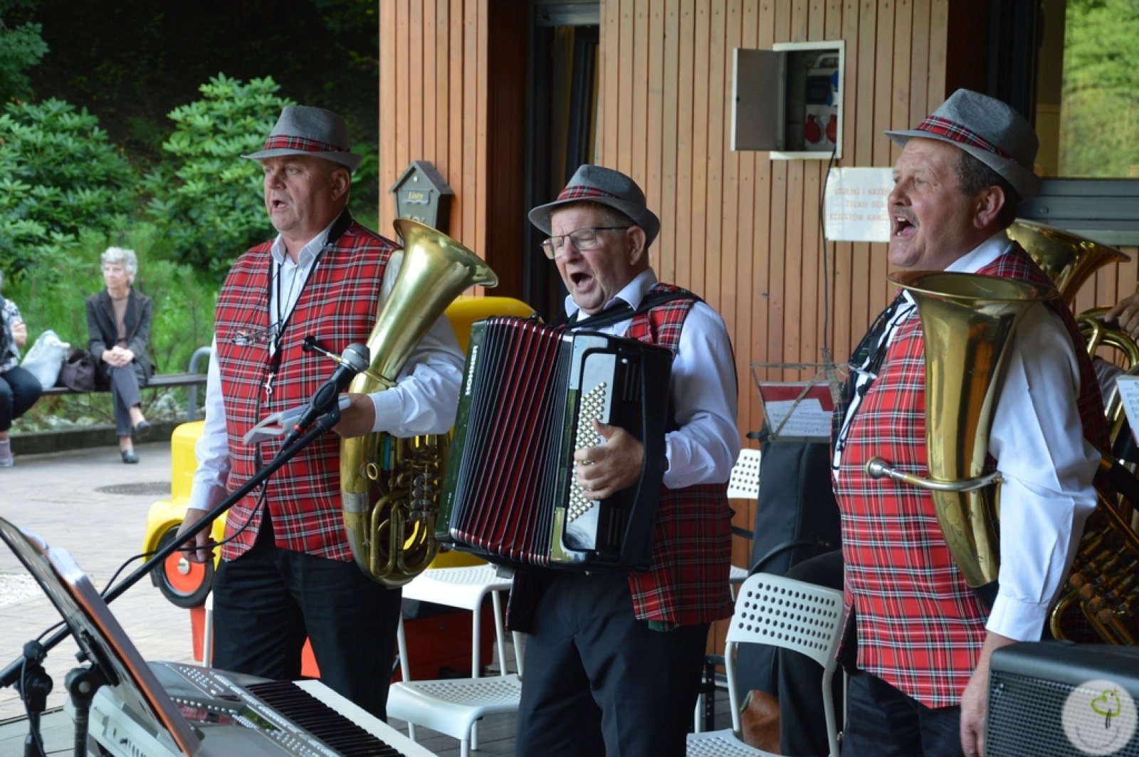 Zdjęcie w galerii na portalu naszwodzislaw.com: Kapela Ujki zagrała na tężniograniu w Radlinie [FOTO] wiadomości z regionu