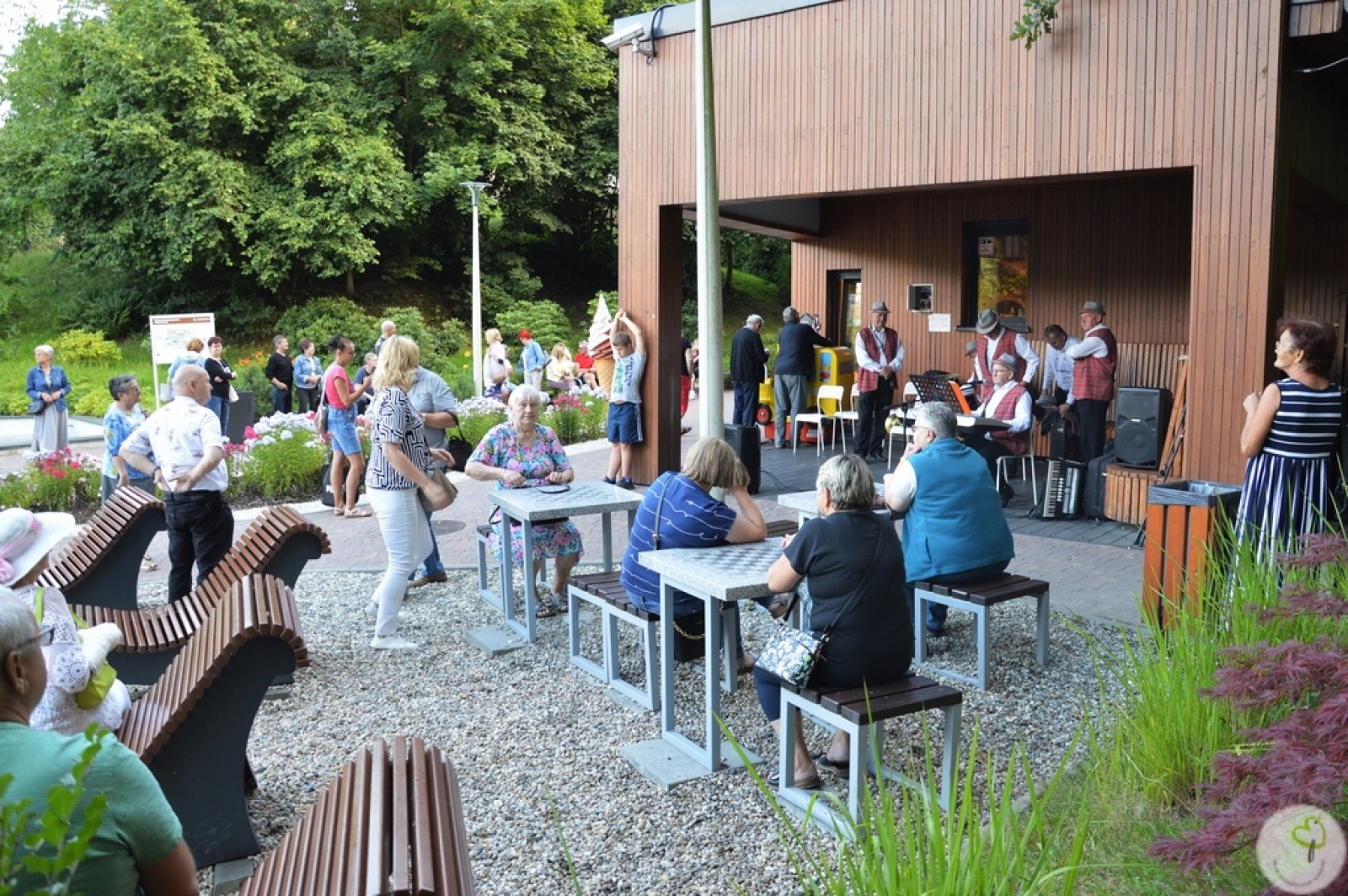 Zdjęcie w galerii na portalu naszwodzislaw.com: Kapela Ujki zagrała na tężniograniu w Radlinie [FOTO] wiadomości z regionu