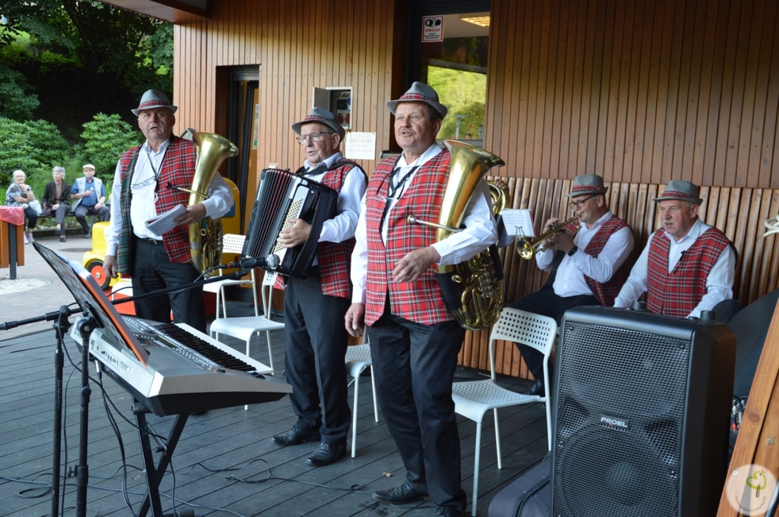 Zdjęcie w galerii na portalu naszwodzislaw.com: Kapela Ujki zagrała na tężniograniu w Radlinie [FOTO] wiadomości z regionu